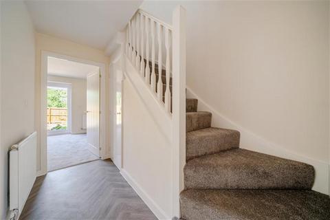 3 bedroom semi-detached house to rent, Taylor Way, NG4