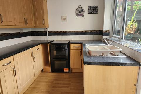 3 bedroom terraced house to rent, Fletcher Road, Rushden NN10