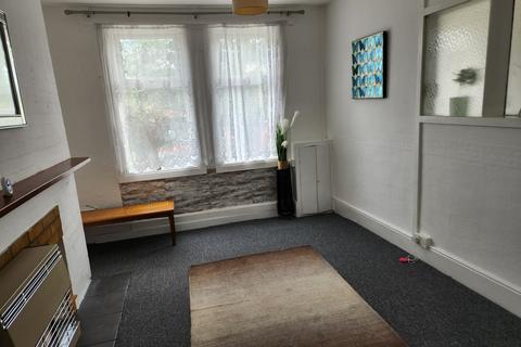 3 bedroom terraced house to rent, Fletcher Road, Rushden NN10