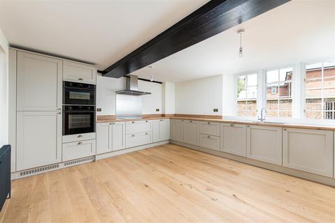 4 bedroom flat for sale, Polebarn Road, Trowbridge BA14
