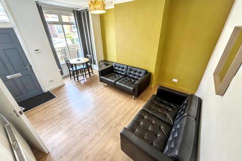 3 bedroom terraced house to rent, Trelawn Avenue, LEEDS, LS6 3JN