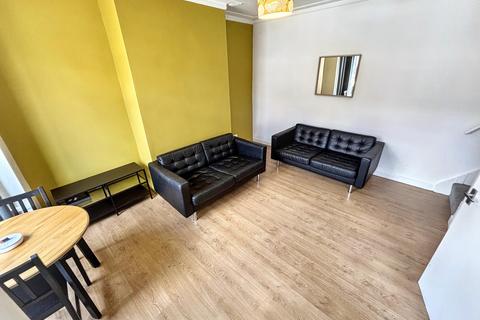 3 bedroom terraced house to rent, Trelawn Avenue, LEEDS, LS6 3JN