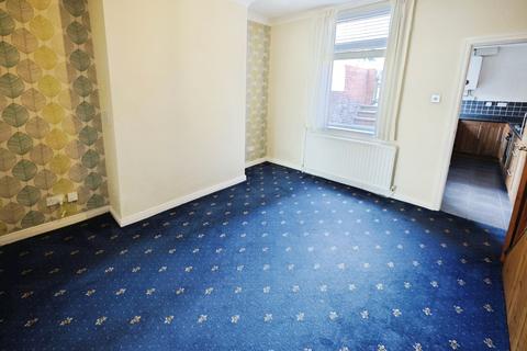 2 bedroom end of terrace house to rent, Surtees Street