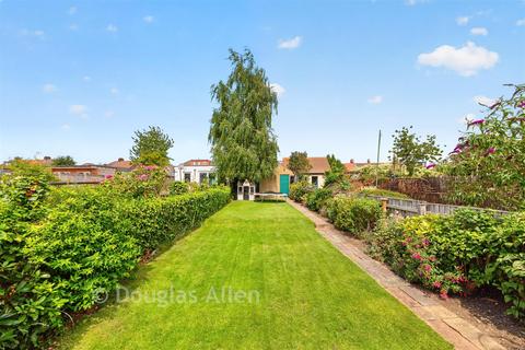 3 bedroom terraced house for sale, Salcombe Drive, Romford RM6