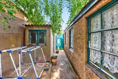 3 bedroom terraced house for sale, Salcombe Drive, Romford RM6