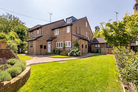 Albany Passage, Richmond, TW10