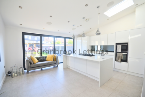 3 bedroom terraced house to rent, Beech Grove, IG6 3AR