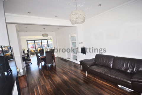 3 bedroom terraced house to rent, Beech Grove, IG6 3AR
