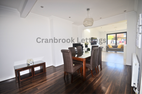 3 bedroom terraced house to rent, Beech Grove, IG6 3AR