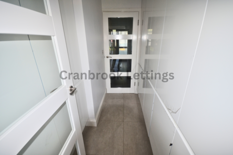 3 bedroom terraced house to rent, Beech Grove, IG6 3AR
