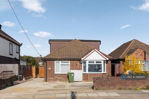 Studio to rent, Junction Road, Ashford, TW15