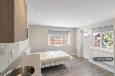 Studio to rent, Junction Road, Ashford, TW15