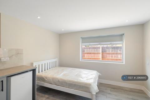 Studio to rent, Junction Road, Ashford, TW15