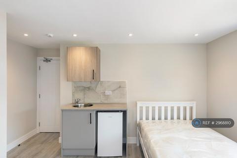 Studio to rent, Junction Road, Ashford, TW15