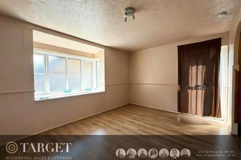 Studio to rent, Mahon Close, Enfield EN1