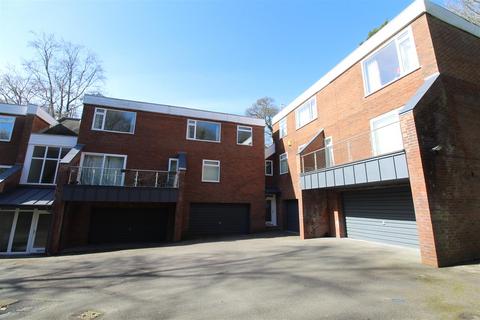 3 bedroom apartment to rent, Whinslee Drive, Lostock, Bolton