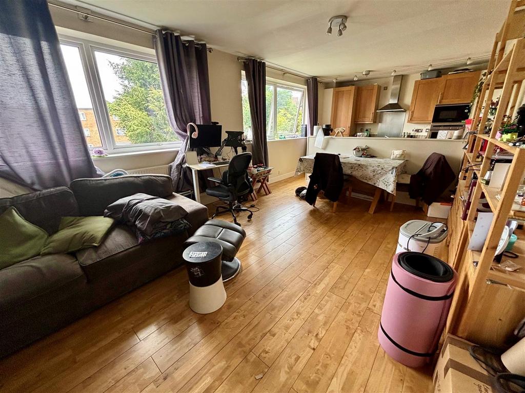 Apartment in West Finchley - View 4