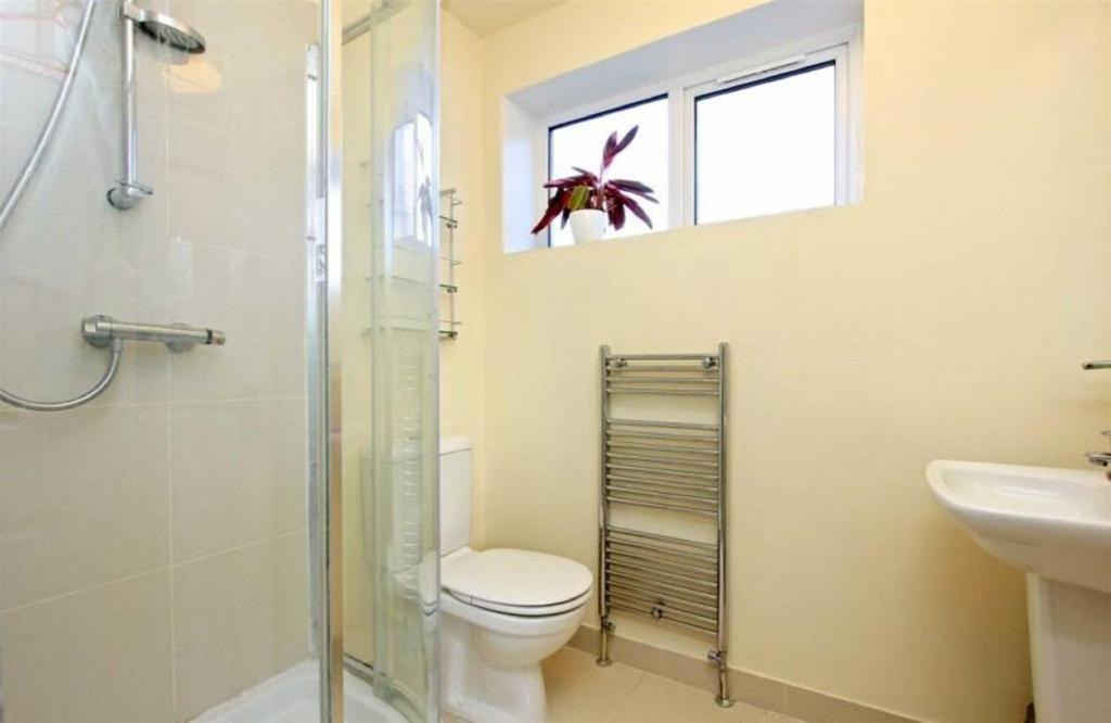 Apartment in West Finchley - More