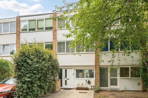 Fairlawns, East Twickenham TW1