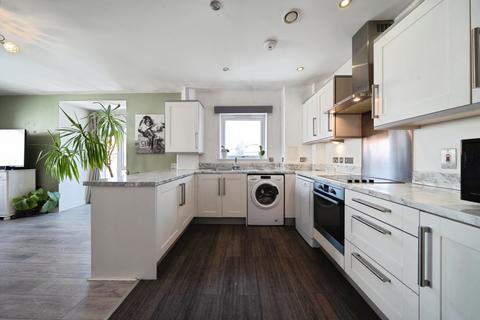 2 bedroom flat for sale, Strawberry Fields, Addlestone, Surrey, KT15