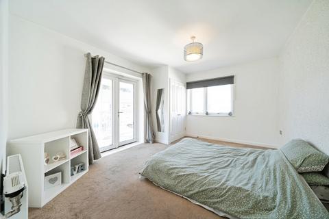 2 bedroom flat for sale, Strawberry Fields, Addlestone, Surrey, KT15