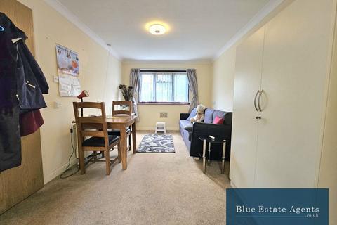 1 bedroom flat for sale, Vicarage Farm Road, Hounslow, TW5