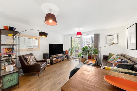 2 bedroom flat to rent, Miles Square, Brixton
