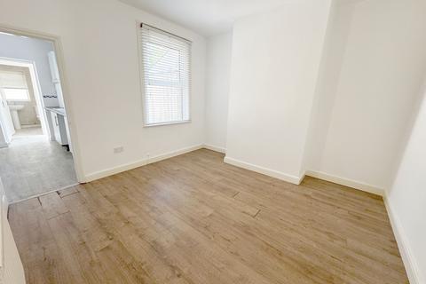 3 bedroom terraced house to rent, Hythe Road, Swindon SN1