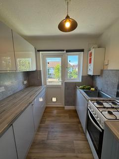 4 bedroom flat to rent, Victoria Road, Ruislip Manor, HA4