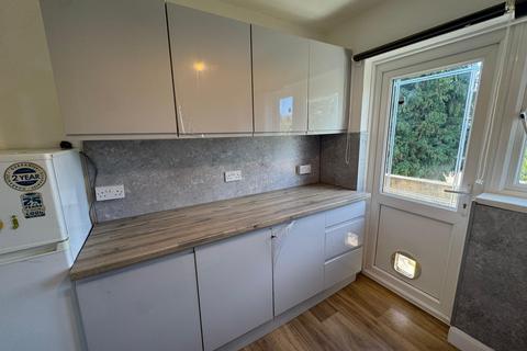 4 bedroom flat to rent, Victoria Road, Ruislip Manor, HA4