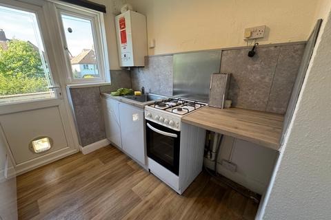 4 bedroom flat to rent, Victoria Road, Ruislip Manor, HA4