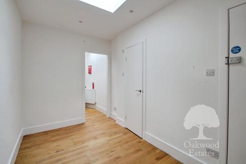 Studio to rent, Albany Road, Old Windsor SL4