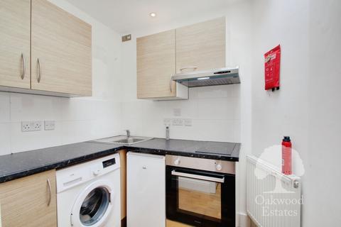 Studio to rent, Albany Road, Old Windsor SL4