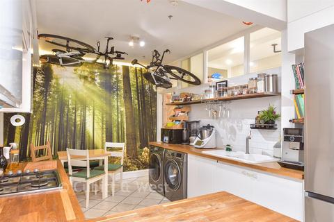 2 bedroom ground floor flat for sale, Crescent Road, Brighton, East Sussex