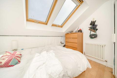 2 bedroom semi-detached house to rent, Cathnor Road, London W12