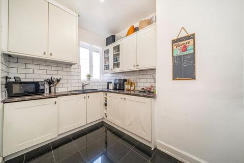 3 bedroom flat for sale, Chiswick High Road, London W4