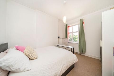 3 bedroom flat for sale, Chiswick High Road, London W4