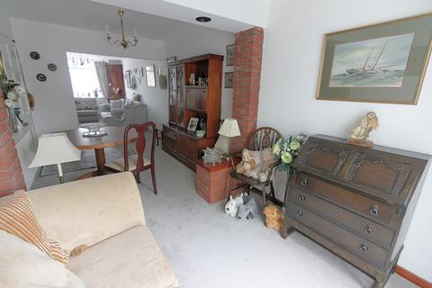 3 bedroom semi-detached house for sale, Horndean Avenue, Wigston, LE18