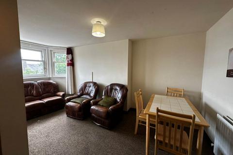 4 bedroom flat to rent, 119 2/2 Nethergate, Dundee,
