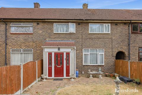 Straight Road, Romford, RM3