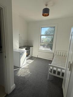 Studio to rent, Station Road, London N3