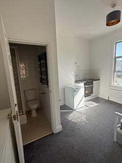 Studio to rent, Station Road, London N3