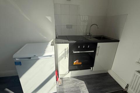 Studio to rent, Station Road, London N3