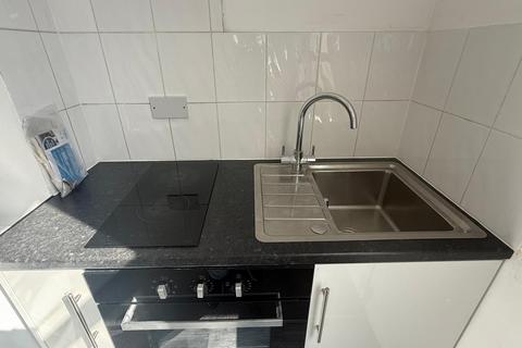 Studio to rent, Station Road, London N3