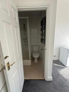 Studio to rent, Station Road, London N3