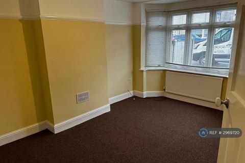 3 bedroom detached house to rent, Brendan Avenue, De55 4Jd, DE55