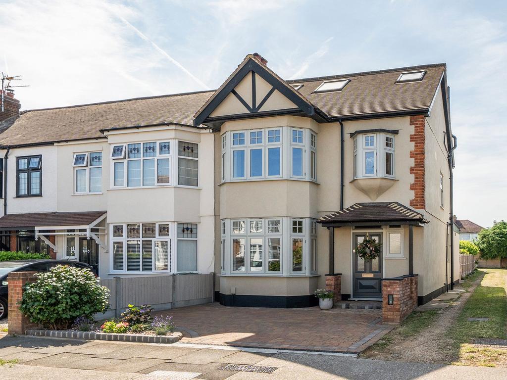 Detached house exterior, driveway