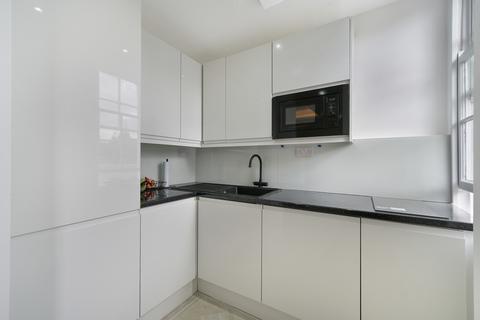 Studio to rent, Queensway, W2