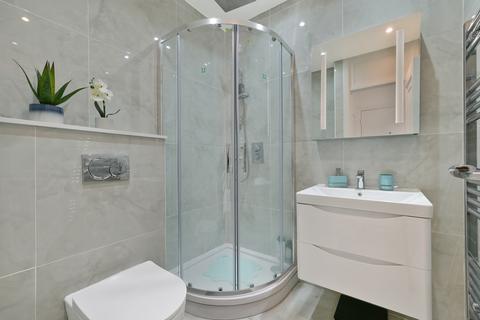 Studio to rent, Queensway, W2