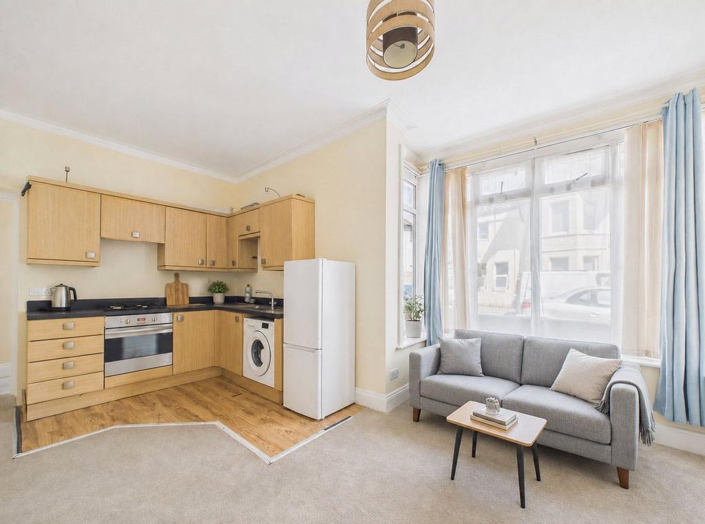 Apartment in Christchurch, Pokesdown, Bournemouth - View 2